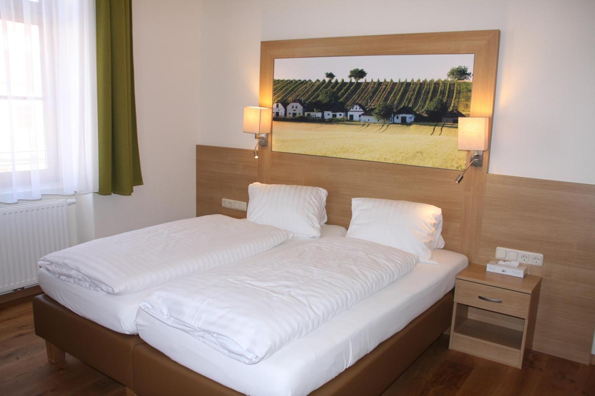 Weinhotel Rieder Poysdorf Buitenkant foto