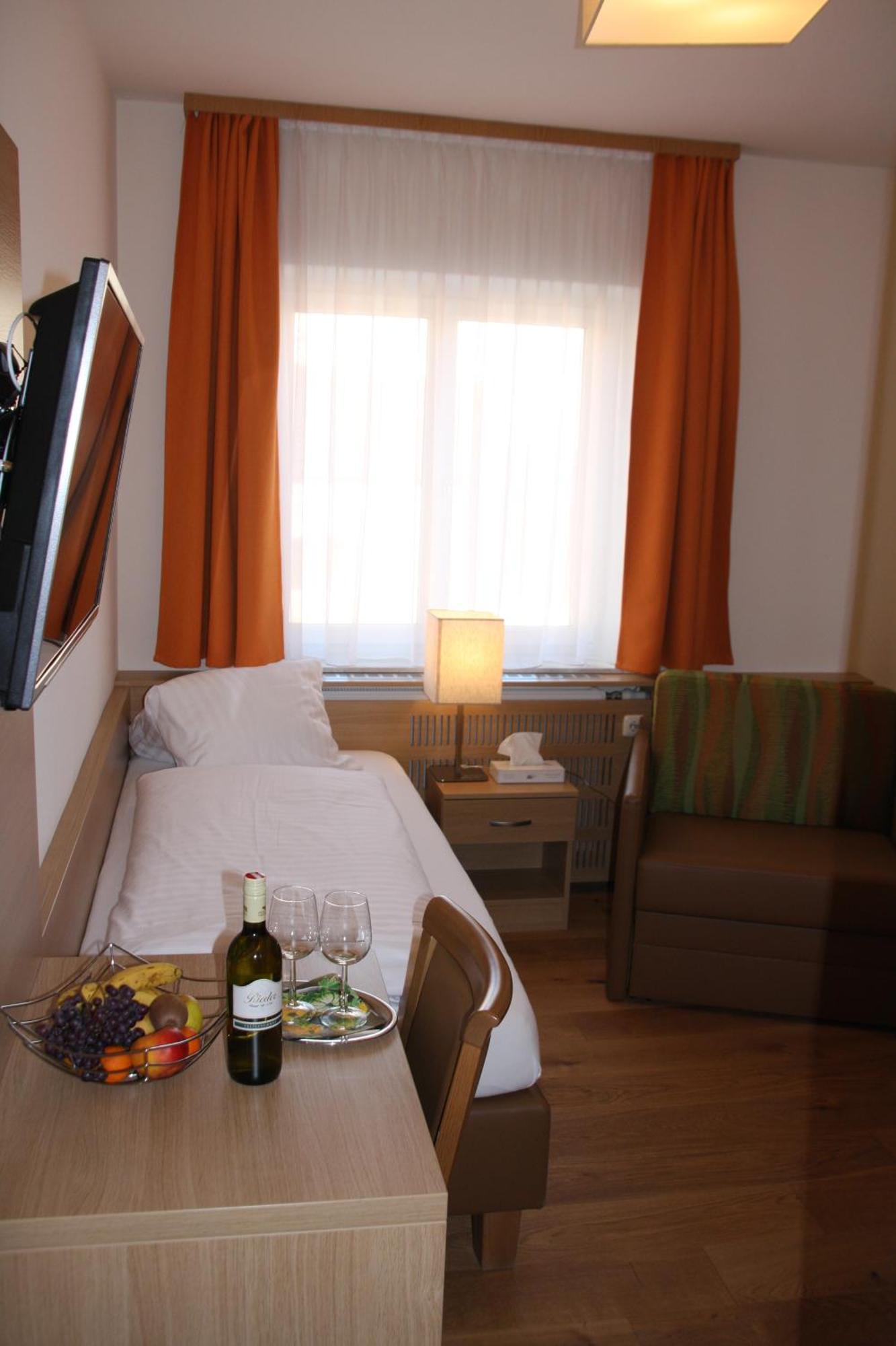 Weinhotel Rieder Poysdorf Buitenkant foto