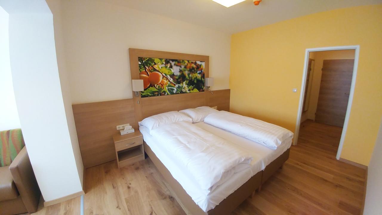 Weinhotel Rieder Poysdorf Buitenkant foto
