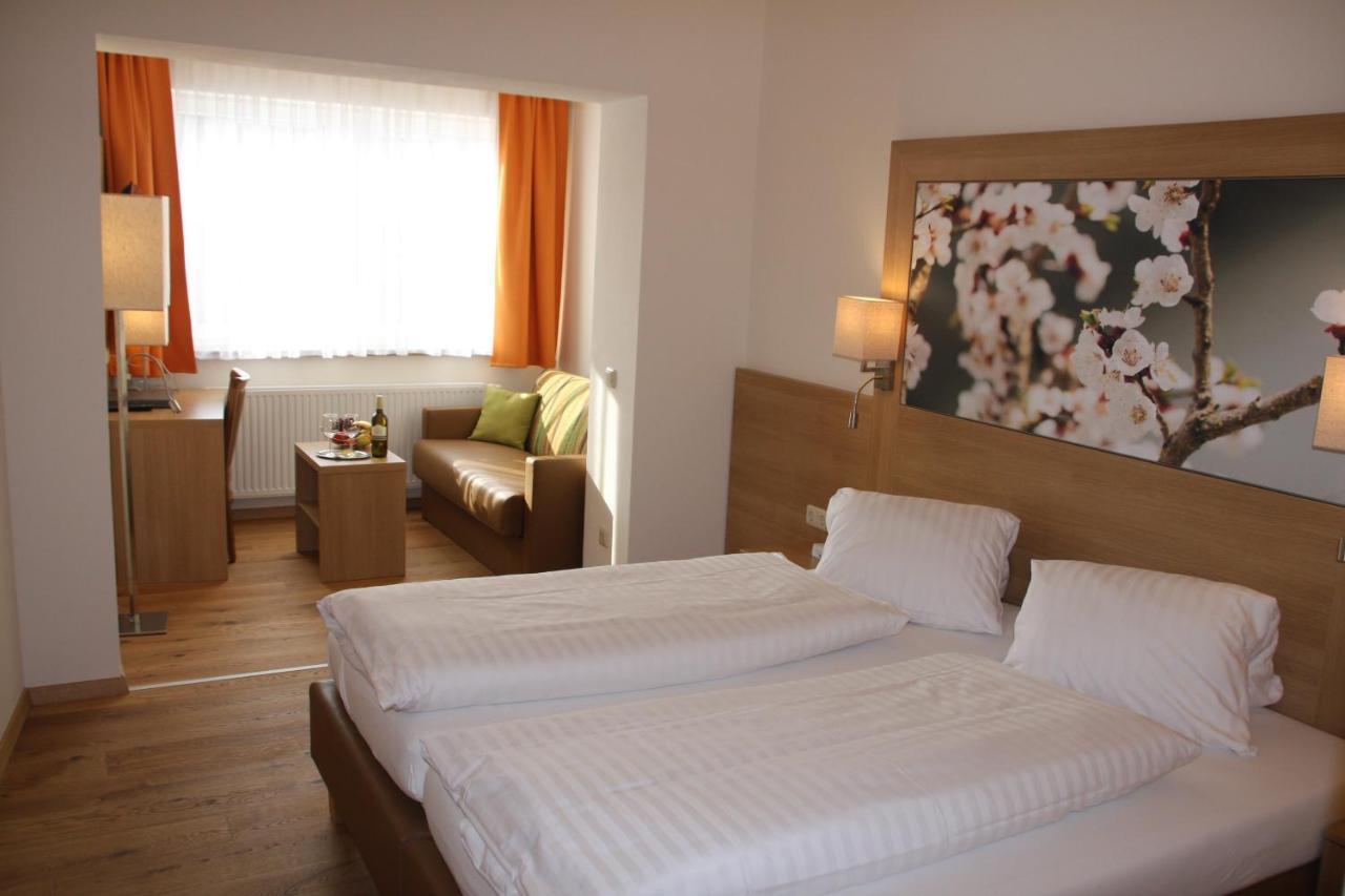 Weinhotel Rieder Poysdorf Buitenkant foto